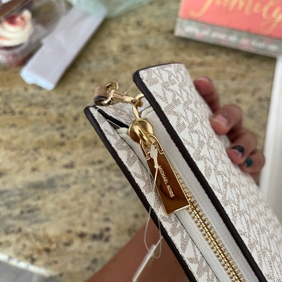 New😍 beautiful Mk large clutch - Picture 9 of 9